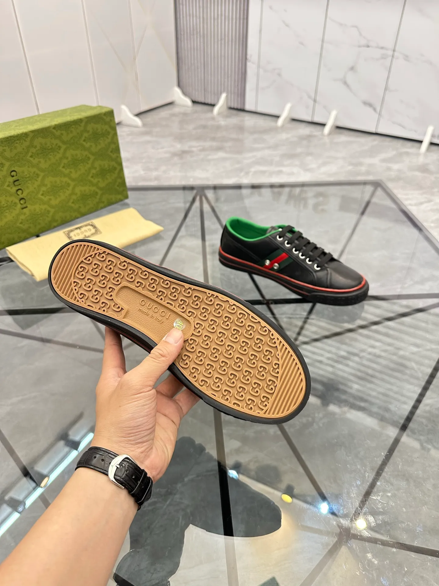 Men's shoes: 💰P380¥ Product trademark: Gucci* "Gucci*" low-top casual shoes Regular size: 38-44 (can be customized to 45.46.) Product materials: Original material from the upper counter, breathable lining, original outsole. Number: 661